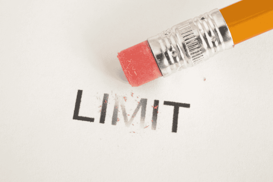 Borracha apagando a palavra "LIMIT", simbolizando o recomeço com cartão de crédito de limite baixo para reconstruir o crédito com responsabilidade.
