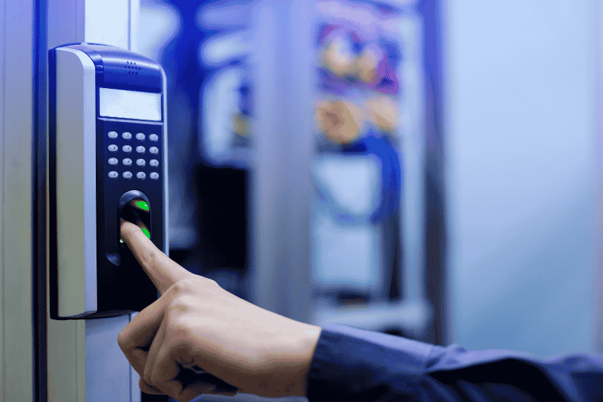 Pessoa utilizando leitor biométrico para identificação, simbolizando o CPF como chave de acesso às informações financeiras e dívidas ativas.