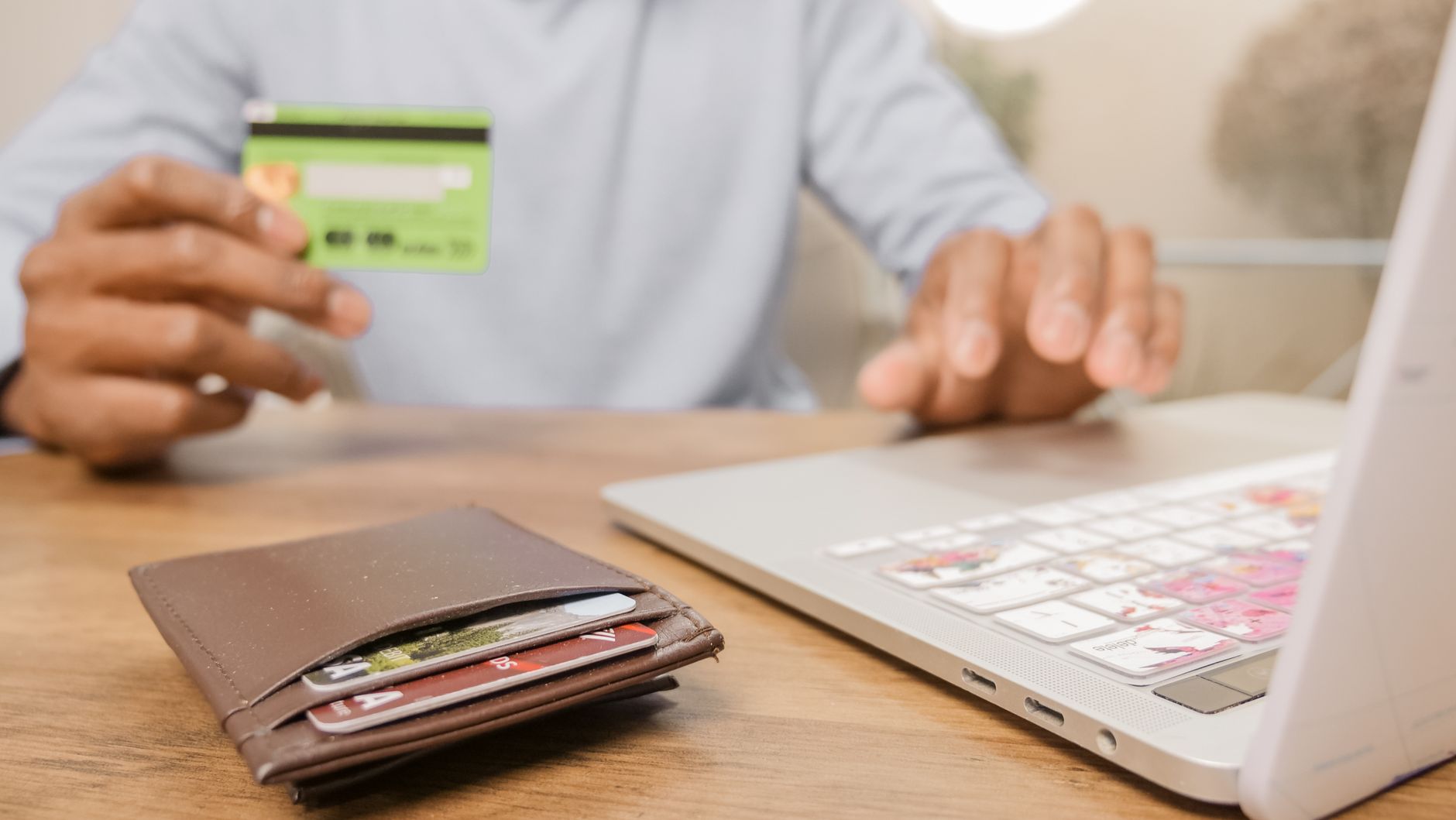 Nubank, Itaú, Bradesco ou C6: Qual Banco Tem o Melhor Cartão Sem Anuidade?