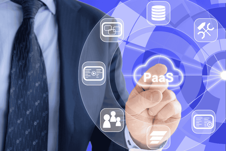 Executivo utilizando interface digital para cadastro em plataforma online, representando o processo de registro para identificar e negociar dívidas.